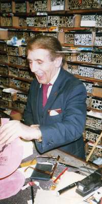 Alan Alan, British escapologist and magician., dies at age 87
